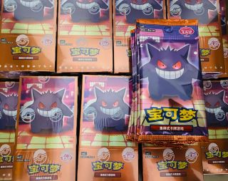 Trvalo to, ale Gem Pack 3 konečně skladem na eshopu 🤟🏻 Jak sealed booster box, tak solo boostery pro toho kdo chce...